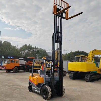 TCM forklift 3 tonnellate Forklift di seconda mano in Giappone con 45 kW e 0-2000 ore di lavoro