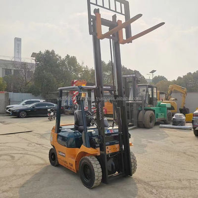 Toyota FD50 Truck Forklift con 45 kW di Potenza e 4500 KG di Peso in grande magazzino pronto