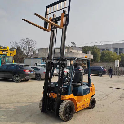 Toyota FD50 Truck Forklift con 45 kW di Potenza e 4500 KG di Peso in grande magazzino pronto