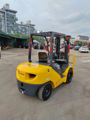 Camione elevatore diesel Komatsu 3 tonnellate usato 30 con 0-2000 ore di lavoro e facile manutenzione