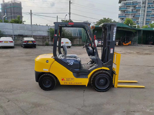 Camione elevatore diesel Komatsu 3 tonnellate usato 30 con 0-2000 ore di lavoro e facile manutenzione