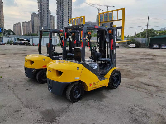 Camione elevatore diesel Komatsu 3 tonnellate usato 30 con 0-2000 ore di lavoro e facile manutenzione