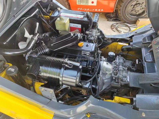 Camione elevatore diesel Komatsu 3 tonnellate usato 30 con 0-2000 ore di lavoro e facile manutenzione