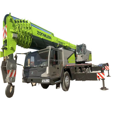 Una gru Zoomlion da 90 tonnellate con altezza di sollevamento massima di 4,5 metri e prestazioni eccellenti.