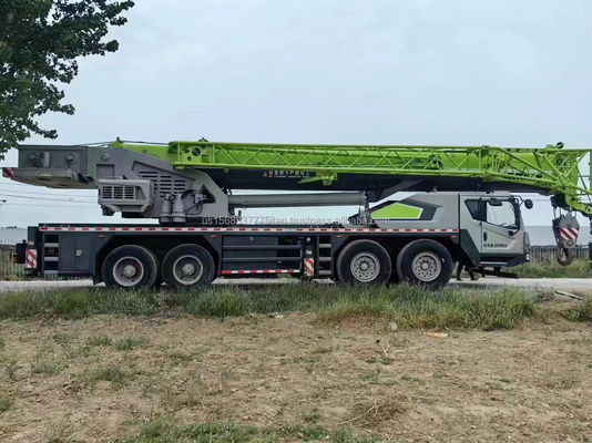 Una gru Zoomlion da 90 tonnellate con altezza di sollevamento massima di 4,5 metri e prestazioni eccellenti.