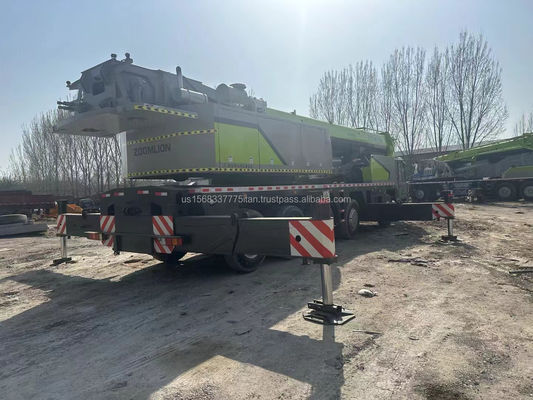 Una gru Zoomlion da 90 tonnellate con altezza di sollevamento massima di 4,5 metri e prestazioni eccellenti.