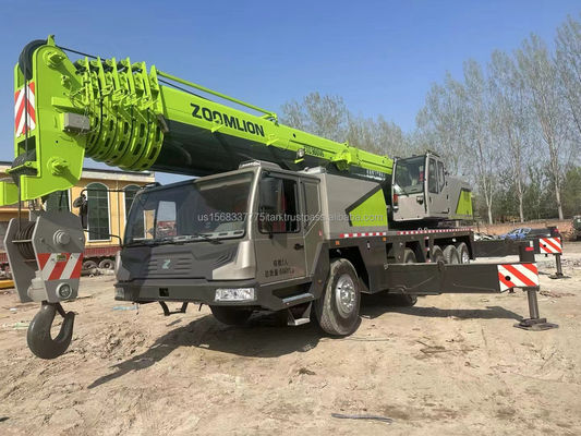 Una gru Zoomlion da 90 tonnellate con altezza di sollevamento massima di 4,5 metri e prestazioni eccellenti.