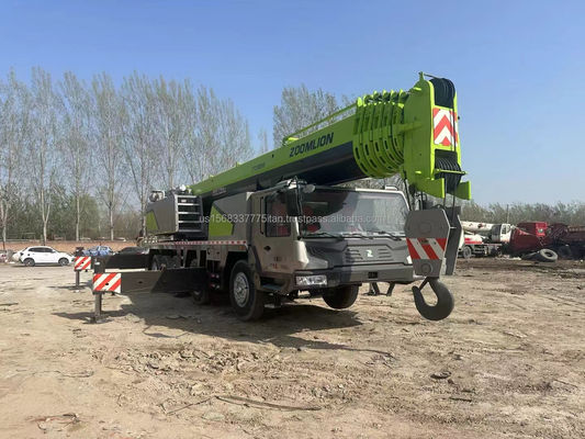 Una gru Zoomlion da 90 tonnellate con altezza di sollevamento massima di 4,5 metri e prestazioni eccellenti.