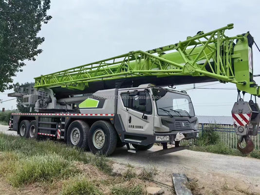 Una gru Zoomlion da 90 tonnellate con altezza di sollevamento massima di 4,5 metri e prestazioni eccellenti.