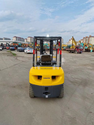 Camione elevatore diesel Komatsu 30 con prestazioni eccellenti e basso peso