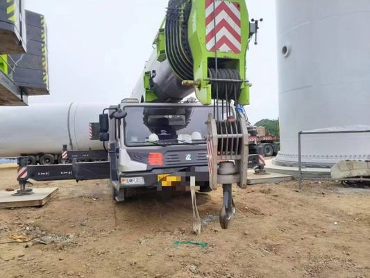 Una gru Zoomlion da 200 tonnellate con carico di sollevamento di 4,5 Max e prestazioni eccellenti.