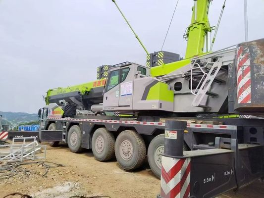 Una gru Zoomlion da 200 tonnellate con carico di sollevamento di 4,5 Max e prestazioni eccellenti.
