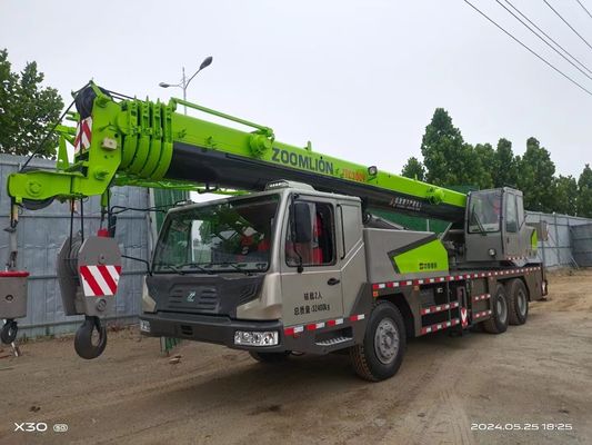 Una gru zoomlion da 30 tonnellate con prestazioni eccellenti e altezza massima di sollevamento di 4,5 metri.