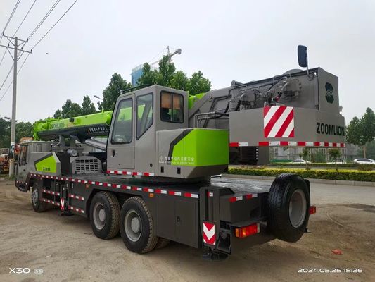 Una gru zoomlion da 30 tonnellate con prestazioni eccellenti e altezza massima di sollevamento di 4,5 metri.