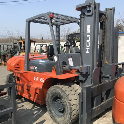 Camione elevatore a forcella con elicottero usato 7000 kg Camione elevatore a propano diesel TCM per il carico e lo scarico
