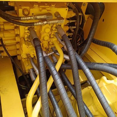 Escavatore Komatsu PC220 usato con 0-2000 ore di lavoro e peso operativo di 22 tonnellate