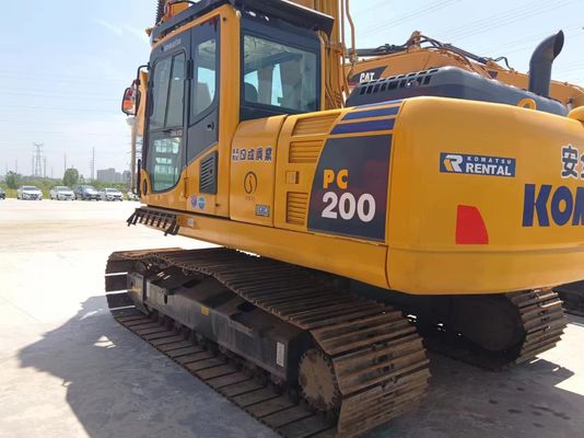 Escavatore Komatsu PC220 con potenza di 119 kW e peso di 22000 kg