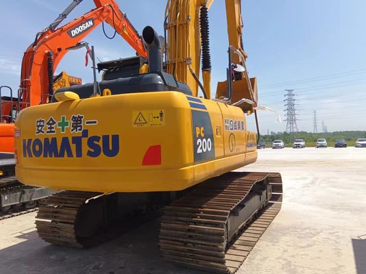 Escavatore Komatsu PC220 con potenza di 119 kW e peso di 22000 kg