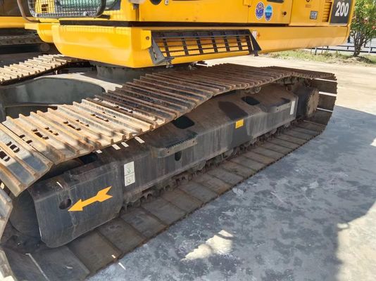 Escavatore Komatsu PC220 con potenza di 119 kW e peso di 22000 kg