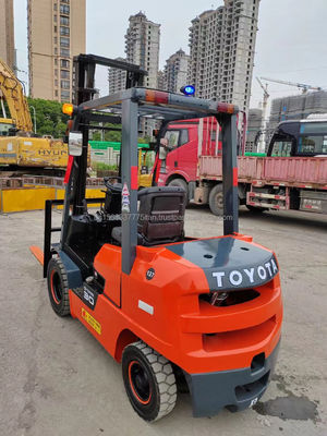 3000 kg Peso TOYOTA 7F30 Usato carrello elevatore diesel 99% Modello 2012 per grande efficienza
